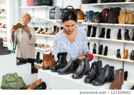 woman choosing footwear in sho 121309402