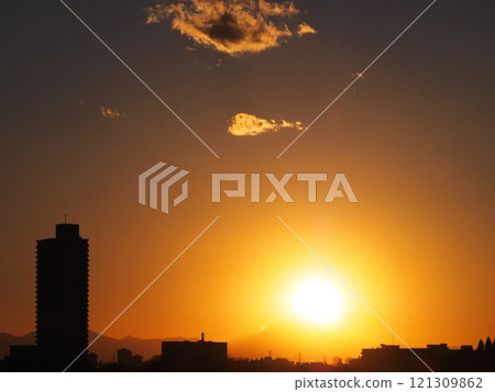 從川口市荒川堤防看到的富士山夕陽 從川口市荒川堤防看到的富士山夕陽 121309862