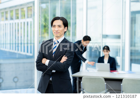 Business person working in the office 121310187
