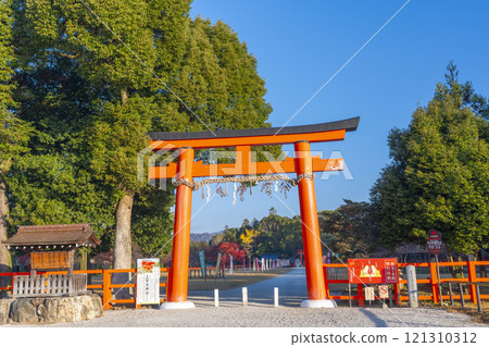 秋天的京都,上賀茂神社,神社的參道和從一野鳥居看到的秋葉 秋天的京都,上賀茂神社,神社的參道和從一野鳥居看到的秋葉 121310312