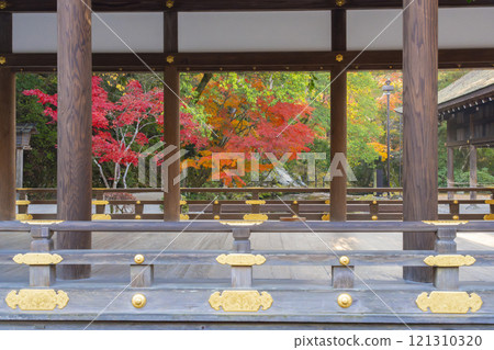 秋天的京都,上賀茂神社,從橋堂(Maiden)可以看到秋葉 秋天的京都,上賀茂神社,從橋堂(Maiden)可以看到秋葉 121310320