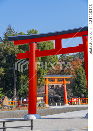 秋天的京都、上賀茂神社、一野鳥居和從大鳥居看到的秋葉 121310398