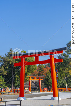 秋天的京都、上賀茂神社、一野鳥居和從大鳥居看到的秋葉 秋天的京都、上賀茂神社、一野鳥居和從大鳥居看到的秋葉 121310399