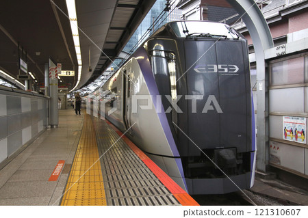 下午在東京車站停靠的特急AZUSA：E353系列車 121310607
