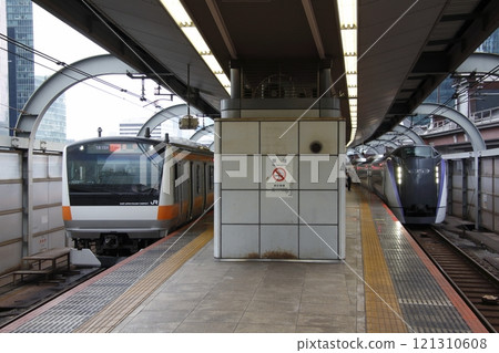 Azusa Express train stopped at Tokyo Station in the afternoon: E353 series train Azusa Express train stopped at Tokyo Station in the afternoon: E353 series train 121310608