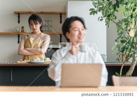 家庭主婦/妻子在廚房裡對在家工作的丈夫感到不滿（爭吵、惱怒、壓力） 121310891