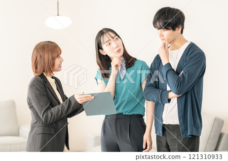 年輕夫婦諮詢住房問題 121310933