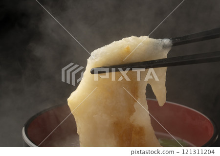 用筷子從ozoni夾起麻糬 121311204