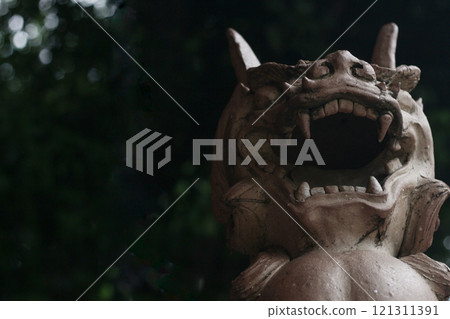 神社裡雄偉的守護狗雕塑 神社裡雄偉的守護狗雕塑 121311391