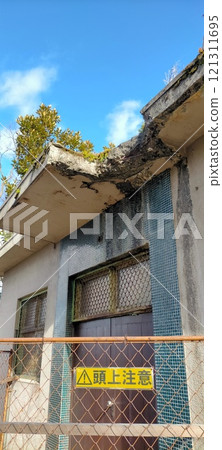 老房子的外牆破損，禁止進入 121311695