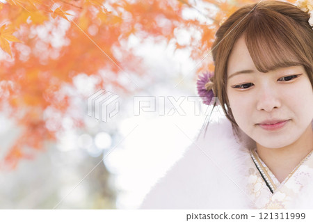 成年儀式前拍攝的照片：穿著和服的女人站在秋葉中 121311999