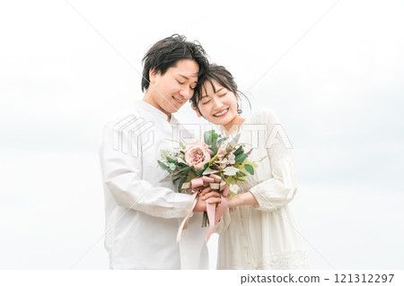 一對幸福的夫婦,有花束、新娘和新郎、夫婦、情人(婚禮、新娘、婚姻) 一對幸福的夫婦,有花束、新娘和新郎、夫婦、情人(婚禮、新娘、婚姻) 121312297