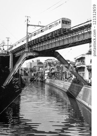 1980年，總武線列車穿越神田川鐵路橋 121312659