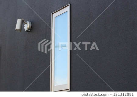 房屋的室外燈和窗戶、外牆附有的燈、獨立房屋的黑色外牆 121312891