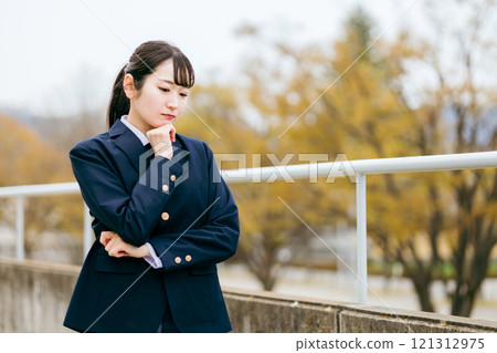 高中、國中、穿著制服的高中女生們的憂慮 121312975