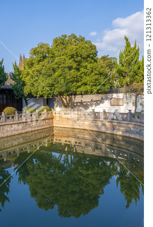 上海市公園裡的池塘倒影 121313362