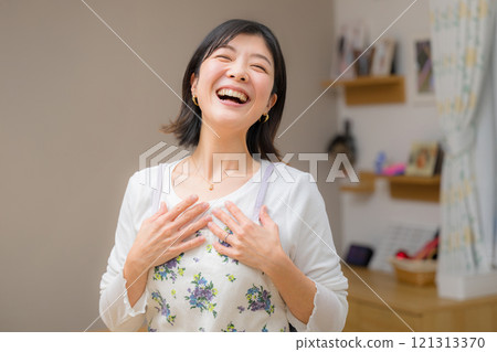 Images of happy mothers with cute smiles, housekeepers, etc. Images of happy mothers' day receiving gifts, etc. 121313370