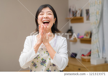 Images of happy mothers with cute smiles and housekeepers, etc. Images of happy Mother's Day recipients receiving gifts Images of happy mothers with cute smiles and housekeepers, etc. Images of happy Mother's Day recipients receiving gifts 121313371