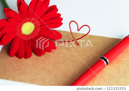 紅色非洲菊和棕色留言卡、紅色鋼筆、紅色心線 121315353