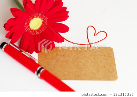 紅色非洲菊和棕色留言卡、紅色鋼筆、紅色心線 121315355