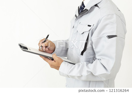 一個穿著工作服、寫文件、白色背景的男人 121316264