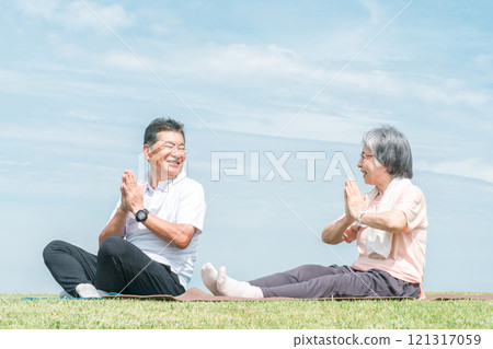 老年人和老年夫婦坐在公園裡做運動、伸展運動和瑜伽 老年人和老年夫婦坐在公園裡做運動、伸展運動和瑜伽 121317059