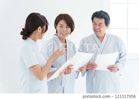 接待人狗的夫婦和護士（健康檢查、醫療護理、病人） 121317956