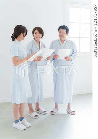 接待人狗的夫婦和護士(健康檢查、醫療護理、病人) 接待人狗的夫婦和護士(健康檢查、醫療護理、病人) 121317957