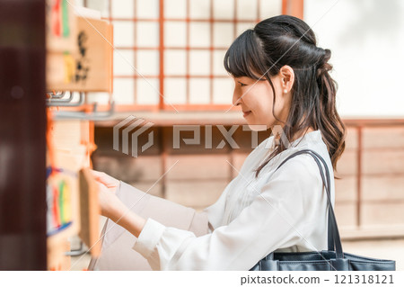 亞洲婦女在神社獻上還願牌 121318121