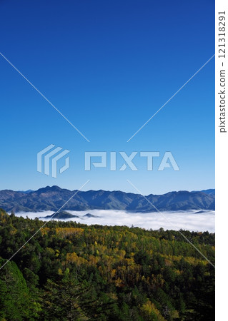 從信州禦岳藍線眺望黃葉和雲海 121318291