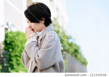 穿著外套在戶外散步的女人 121318336