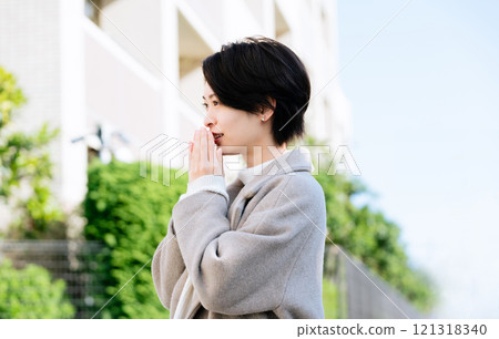 穿著外套在戶外散步的女人 121318340