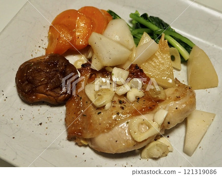 烤雞大腿,老婆做的家常菜,晚餐在家享用,幸福的一家人 烤雞大腿,老婆做的家常菜,晚餐在家享用,幸福的一家人 121319086