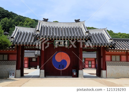Gate of Hwaseong Palace, Suwon, South Korea Gate of Hwaseong Palace, Suwon, South Korea 121319293
