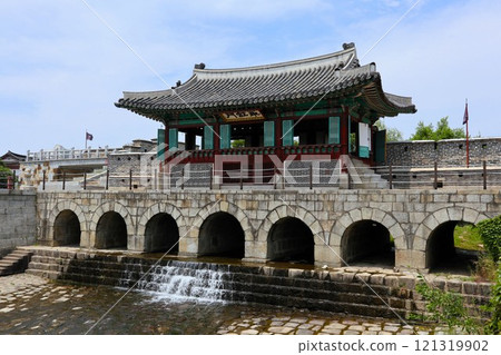 Hwahongmun Gate and Banghwa Suiryujeong Pavilion in Suwon, South Korea Hwahongmun Gate and Banghwa Suiryujeong Pavilion in Suwon, South Korea 121319902