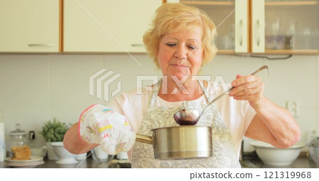 Senior woman preparing jam in kitchen 121319968