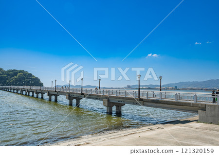 從蒲郡市(愛知縣)竹島公園可以欣賞到橫跨大海的竹島大橋和神秘的竹島全景。 從蒲郡市(愛知縣)竹島公園可以欣賞到橫跨大海的竹島大橋和神秘的竹島全景。 121320159