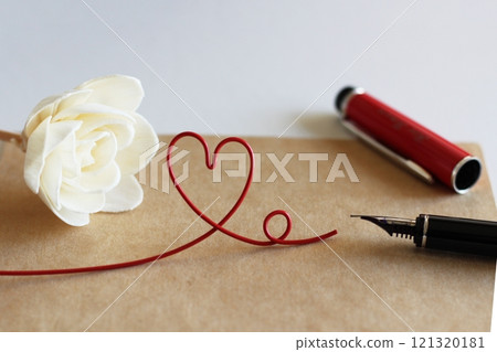 白色索拉花和棕色留言卡，用紅色鋼筆寫的圖像，紅色心線 121320181