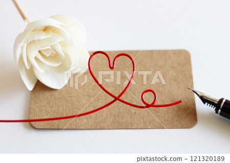 白色索拉花和棕色留言卡，用紅色鋼筆寫的圖像，紅色心線 121320189