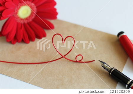 紅色非洲菊和棕色留言卡，用紅色鋼筆寫的圖像，紅色心線 121320209