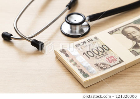 桌上有聽診器和100萬日元 桌上有聽診器和100萬日元 121320300