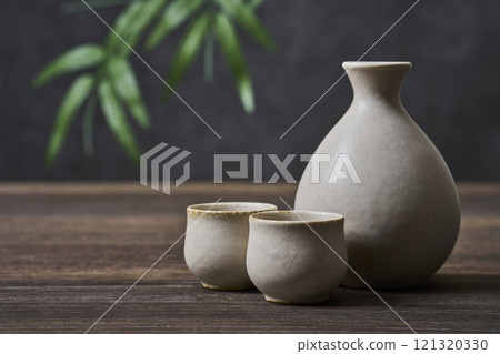 清酒圖像 清酒瓶和 choko 清酒套裝 121320330