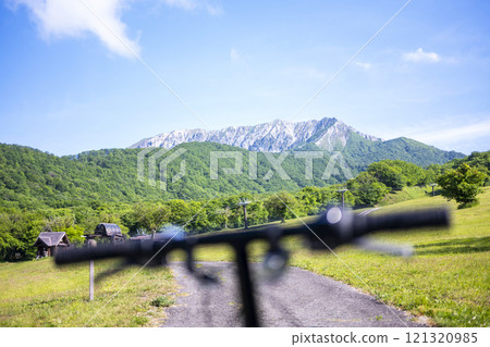 奧台山（鍵掛峠附近）的新綠和初夏騎行的景象 121320985