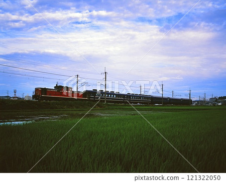 大山特快列車駛向最終目的地大阪站。 大山特快列車駛向最終目的地大阪站。 121322050