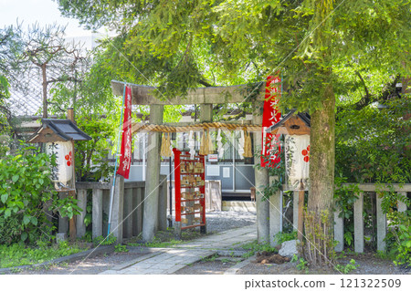 Mizuka Tenmangu Shrine surrounded by fresh greenery Mizuka Tenmangu Shrine surrounded by fresh greenery 121322509
