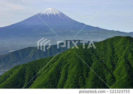 春天的富士山,禦坂山風愛山新綠的毛無山 春天的富士山,禦坂山風愛山新綠的毛無山 121323755