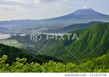 春天的富士山,來自禦坂山脈風愛山的清新綠山 春天的富士山,來自禦坂山脈風愛山的清新綠山 121323756