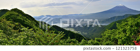 春天的富士山全景、新鮮的綠色山脈和禦坂山脈 Fuai 山的河口湖 春天的富士山全景、新鮮的綠色山脈和禦坂山脈 Fuai 山的河口湖 121323758