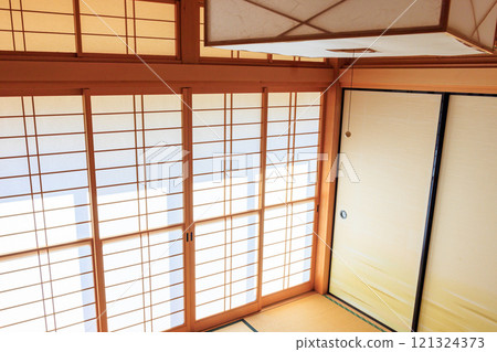 配有令人放鬆的障子屏風的日式房間 121324373