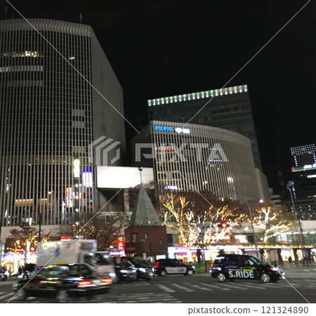 A taxi passing through an intersection at night (Ginza) A taxi passing through an intersection at night (Ginza) 121324890